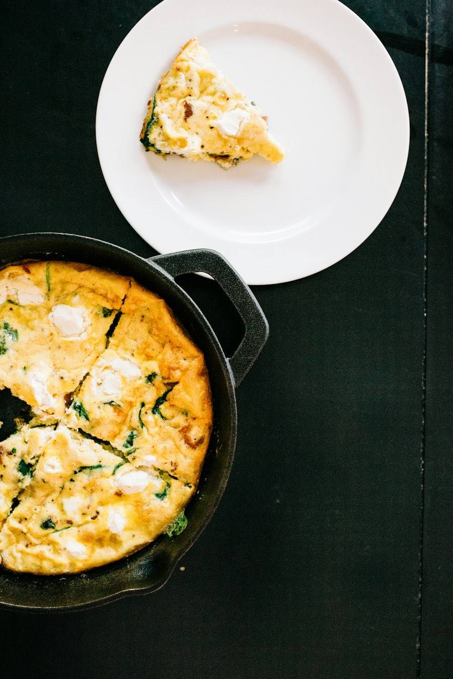 Gerecht met ei en kruiden in een zwarte pan, net uit de oven
