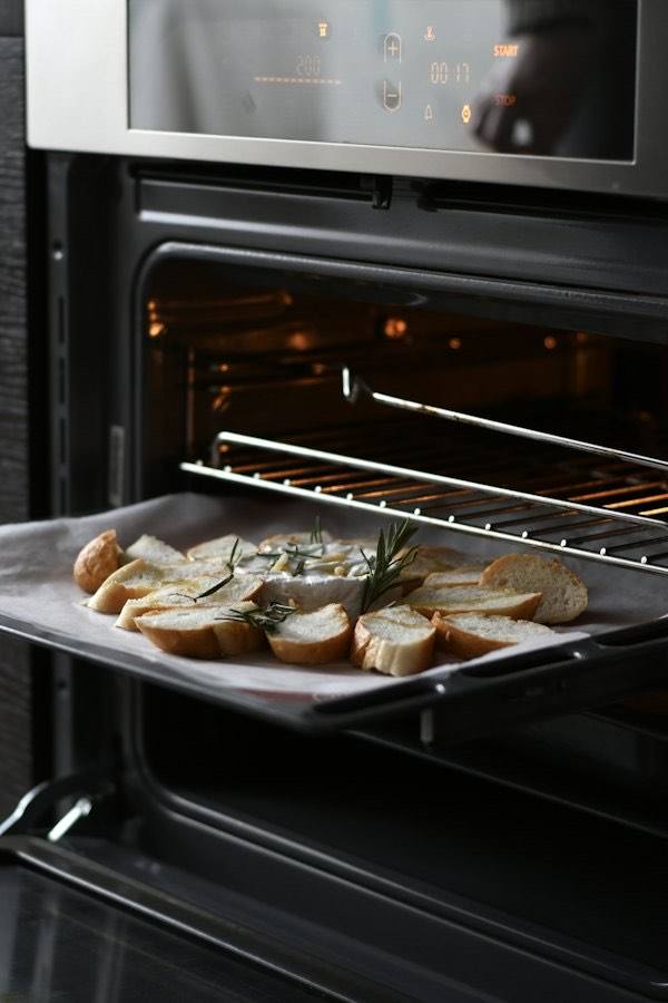 Roestvrijstalen rek in een hete oven